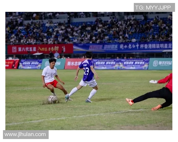 足球明星与篮球迷的跨界交流与热爱碰撞的精彩瞬间